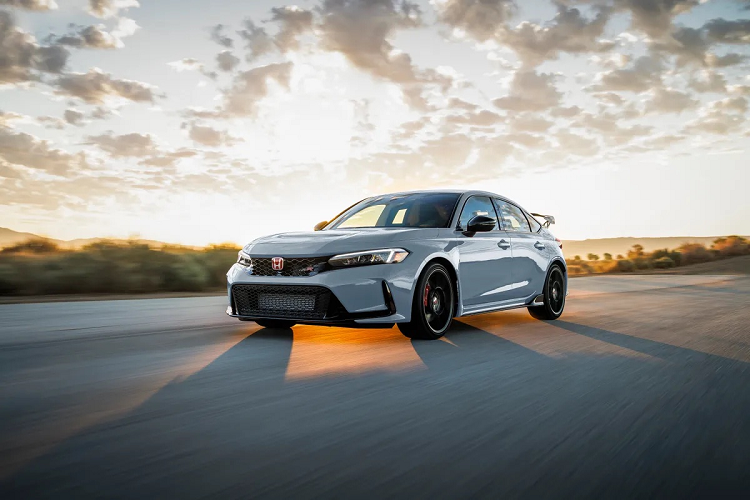 Honda Civic Type R được mệnh danh là mẫu xe đua cầu trước với các thành tích đáng nể trong đường đua, đối thủ trực tiếp của Civic Type R là Subaru WRX, Hyundai Elantra N,...