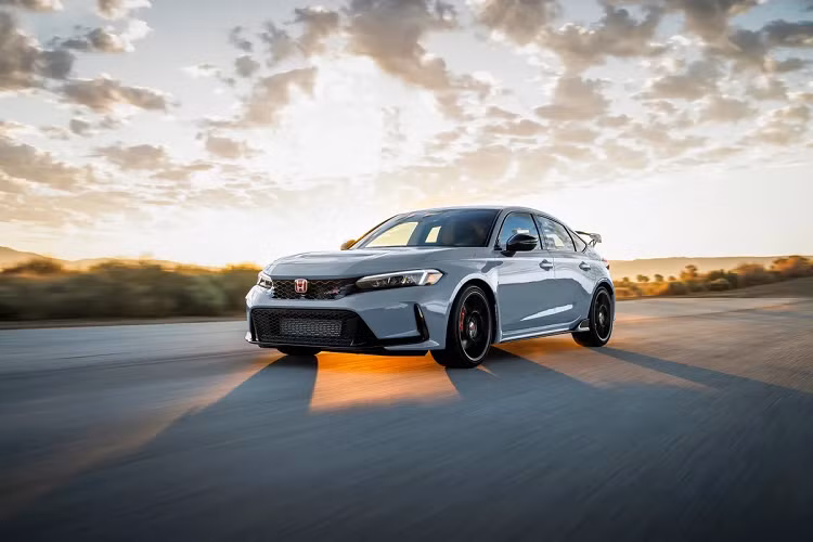 Honda Civic Type R được mệnh danh là mẫu xe đua cầu trước với các thành tích đáng nể trong đường đua, đối thủ trực tiếp của Civic Type R là Subaru WRX, Hyundai Elantra N,...