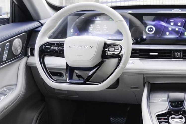 Mở cửa bước vào bên trong khoang lái, chiếc xe Chery Tiggo 8 Pro 2023 áp dụng phong cách thiết kế hai màu xanh gạo rất đơn giản, thiết kế màn hình kép cùng kích thước 12,3 inch đang được ưa chuộng hiện nay mang đến hiệu ứng hình ảnh xuất sắc, vô lăng và bảng điều khiển trung tâm tích hợp nhiều chi tiết thiết kế màu đen sáng.