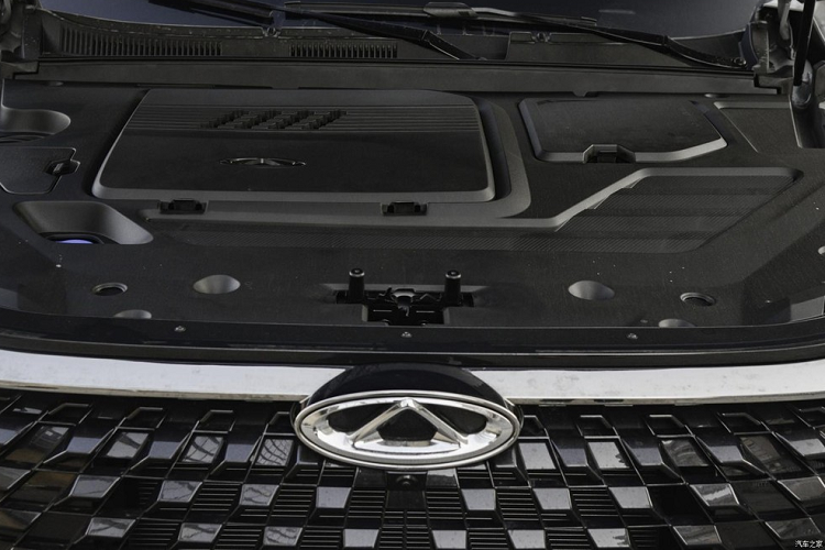 Hệ truyền động là hộp số DTH 3 cấp do Chery tự phát triển mang đến khả năng tăng tốc từ 0-100 km/h chỉ trong thời gian 7,2 giây. Với sự trợ giúp của hệ thống hybrid điện 3 tốc độ DHT đặc biệt, Tiggo 8 Pro New Energy cung cấp 3 chế độ lài là EV, HEV-Normal và HEV-Sport. Xe có thể chuyển đổi thành trạm phát điện di động công suất cao 3,3 kW.