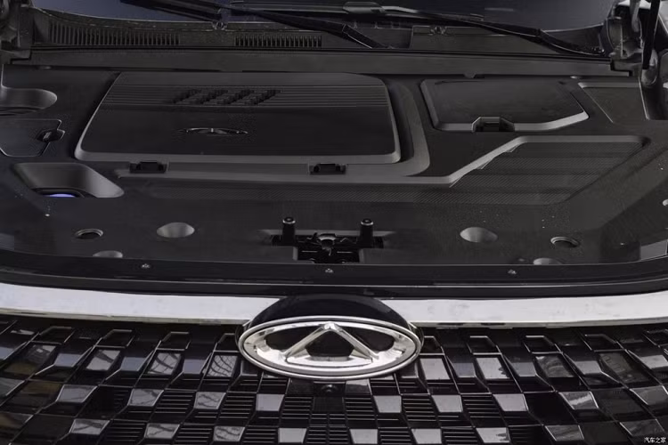 Hệ truyền động là hộp số DTH 3 cấp do Chery tự phát triển mang đến khả năng tăng tốc từ 0-100 km/h chỉ trong thời gian 7,2 giây. Với sự trợ giúp của hệ thống hybrid điện 3 tốc độ DHT đặc biệt, Tiggo 8 Pro New Energy cung cấp 3 chế độ lài là EV, HEV-Normal và HEV-Sport. Xe có thể chuyển đổi thành trạm phát điện di động công suất cao 3,3 kW.