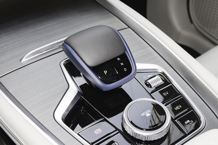 Về sức mạnh, chiếc xe mới được trang bị hệ thống plug-in hybrid bao gồm động cơ 1.5T và mô-tơ điện, động cơ đốt trong có công suất tối đa 154 mã lực, kết hợp với mô-tơ điện kép, nhờ đó giúp hệ thống PHEV này có sức mạnh lên đến 322 mã lựcvà mô-men xoắn cực đại 545 Nm.