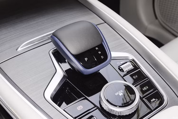 Về sức mạnh, chiếc xe mới được trang bị hệ thống plug-in hybrid bao gồm động cơ 1.5T và mô-tơ điện, động cơ đốt trong có công suất tối đa 154 mã lực, kết hợp với mô-tơ điện kép, nhờ đó giúp hệ thống PHEV này có sức mạnh lên đến 322 mã lựcvà mô-men xoắn cực đại 545 Nm.