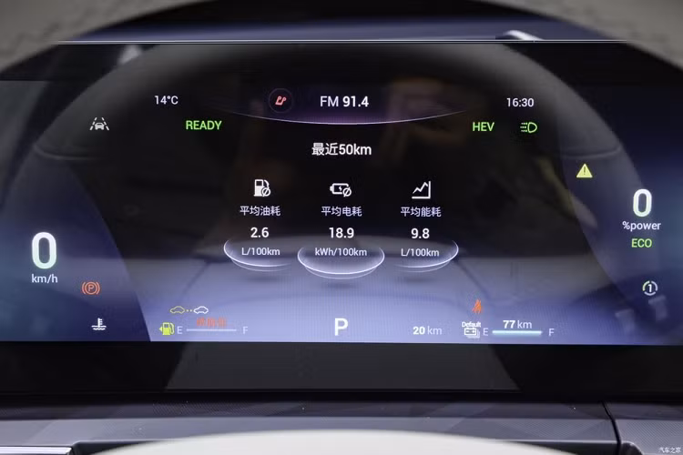 Ngoài ra, xe còn được trang bị chip 8155 đảm bảo trải nghiệm xe và máy mượt mà, đồng thời sử dụng màn hình hiển thị head-up W-HUD. Về an toàn chủ động, xe được trang bị hệ thống hỗ trợ lái xe thông minh cấp độ L2+, bao gồm hình ảnh đảo chiều siêu rõ nét toàn cảnh 360°, hệ thống phanh khẩn cấp tự động AEB.