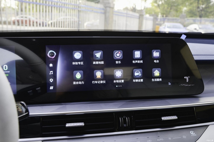 Riêng phiên bản xe Chery Tiggo 8 Pro New Energy còn được trang bị ghế ngồi độc quyền của nữ hoàng, có thể mang lại cảm giác mát-xa đẳng cấp SPA, âm thanh vòm 8 loa sang trọng của Sony và ánh sáng của nội thất xe có thể thay đổi theo tâm trạng người dùng.