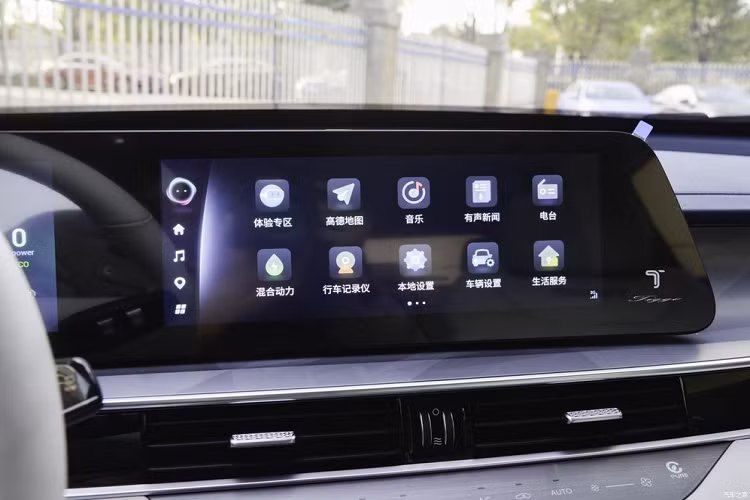 Riêng phiên bản xe Chery Tiggo 8 Pro New Energy còn được trang bị ghế ngồi độc quyền của nữ hoàng, có thể mang lại cảm giác mát-xa đẳng cấp SPA, âm thanh vòm 8 loa sang trọng của Sony và ánh sáng của nội thất xe có thể thay đổi theo tâm trạng người dùng.