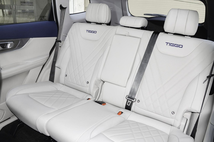 Xe có thêm một chi tiết trang trí màu xanh lam được thêm vào ở dưới cùng của lưới tản nhiệt để thể hiện đặc điểm nhận dạng của phiên bản xe chạy bằng hybrid. Chiếc xe Chery Tiggo 8 Pro 2023 có chiều dài, rộng và cao lần lượt là 4.745/1.860/1.747 mm, chiều dài cơ sở 2.710 mm.