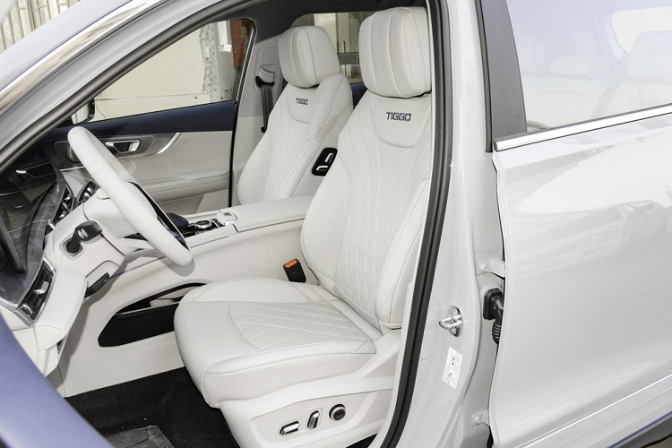 Về ngoại hình, Chery Tiggo 8 Pro 2023 có bộ lưới tản nhiệt con suốt cỡ lớn rất giống các xe Lexus, ngoài ra là hốc gió 2 bên hông được mở rộng, ngăn đôi bằng thanh chia gió màu đen, cụm đèn pha LED nối liền với lưới tản nhiệt và kết nối lại với nhau thông qua 1 thanh nẹp mạ crôm.