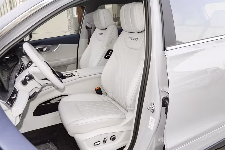 Về ngoại hình, Chery Tiggo 8 Pro 2023 có bộ lưới tản nhiệt con suốt cỡ lớn rất giống các xe Lexus, ngoài ra là hốc gió 2 bên hông được mở rộng, ngăn đôi bằng thanh chia gió màu đen, cụm đèn pha LED nối liền với lưới tản nhiệt và kết nối lại với nhau thông qua 1 thanh nẹp mạ crôm.