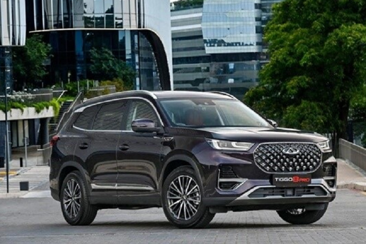 Tiggo 8 PRO là model thứ ba của gia đình Tiggo 8. Nó giống với hai người anh em cùng dòng về ba thành phần chính và kích thước thân máy, nhưng đã thay đổi ngoại hình, nội thất và cấu hình. So với Tiggo 8 chú trọng đến tính kinh tế và thực dụng, Tiggo 8 Plus là trải nghiệm sự sang trọng còn Tiggo 8 Pro chú trọng đến thời trang và công nghệ, hướng đến nhóm gia đình sinh năm 90.