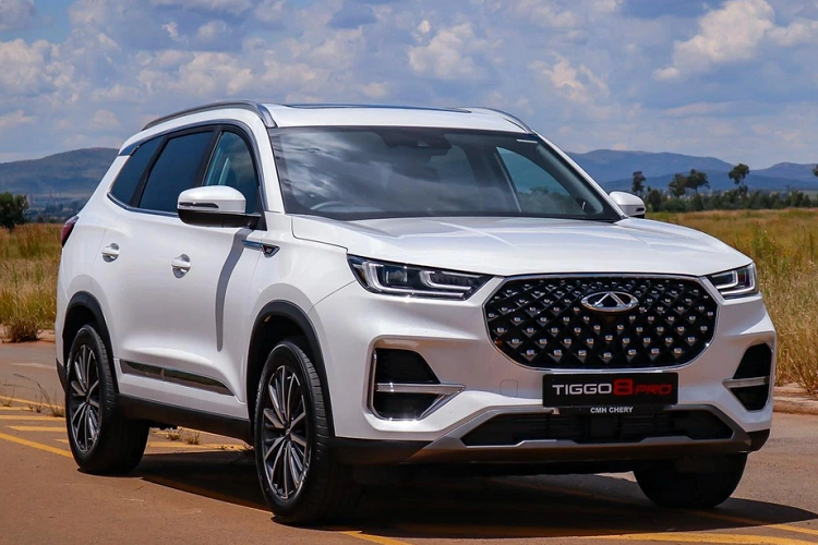 Tuổi thọ pin thuần điện của nó là 80km (WLTC) và pin là lithium bậc 3 của Guoxuan Hi-Tech. Mức tiêu thụ nhiên liệu của xe đạt 5,9 lít/100 km theo chu trình WLTC và riêng động cơ điện chỉ "ăn xăng" 1,70 lít/100 km. Chery Tiggo 8 Pro cũng hỗ trợ sạc nhanh DC 29 kW và chỉ mất 25 phút để sạc từ 30% lên 80%.