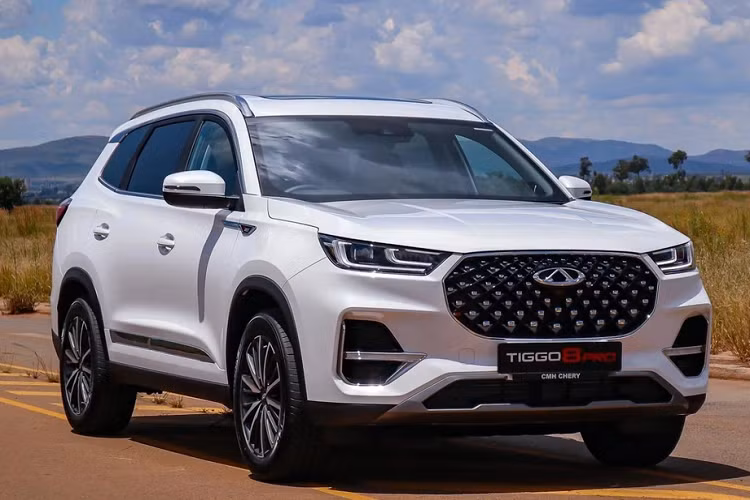 Tuổi thọ pin thuần điện của nó là 80km (WLTC) và pin là lithium bậc 3 của Guoxuan Hi-Tech. Mức tiêu thụ nhiên liệu của xe đạt 5,9 lít/100 km theo chu trình WLTC và riêng động cơ điện chỉ "ăn xăng" 1,70 lít/100 km. Chery Tiggo 8 Pro cũng hỗ trợ sạc nhanh DC 29 kW và chỉ mất 25 phút để sạc từ 30% lên 80%.