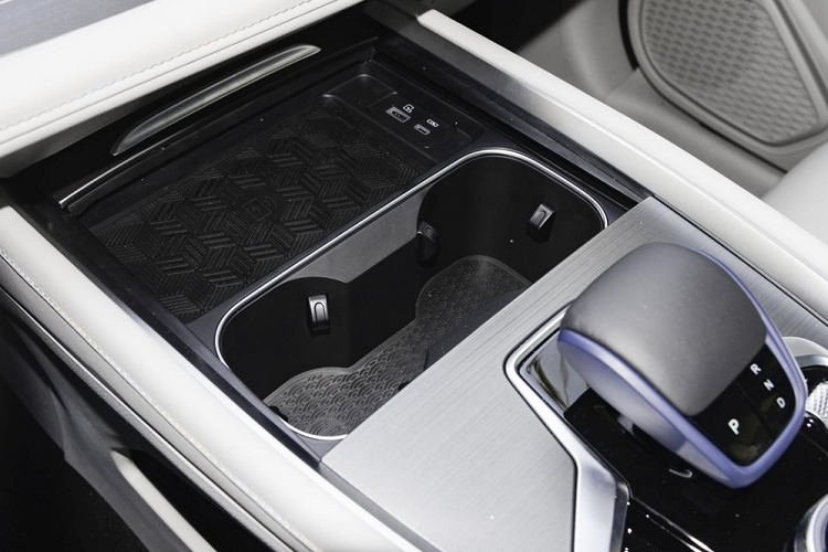 Cảnh báo chệch làn đường LDW, hệ thống giữ làn đường LKA, chống kẹt xe TJA hỗ trợ, tích hợp ICA Nhiều chức năng hỗ trợ lái xe thông minh như hỗ trợ hành trình, hành trình thích ứng ACC ở tốc độ tối đa, cảnh báo va chạm phía trước FCW, điều khiển đèn pha thông minh IHC, hệ thống lái và phanh tự động ở tốc độ cao.