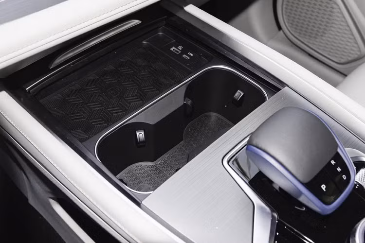 Cảnh báo chệch làn đường LDW, hệ thống giữ làn đường LKA, chống kẹt xe TJA hỗ trợ, tích hợp ICA Nhiều chức năng hỗ trợ lái xe thông minh như hỗ trợ hành trình, hành trình thích ứng ACC ở tốc độ tối đa, cảnh báo va chạm phía trước FCW, điều khiển đèn pha thông minh IHC, hệ thống lái và phanh tự động ở tốc độ cao.