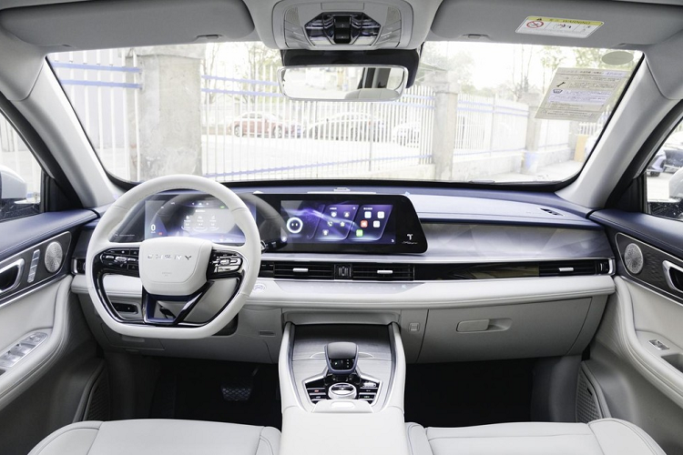 Bên hông xe không có nhiều điểm nhấn, vì thế, chúng tôi sẽ sang đuôi xe, nơi chiếc xe mới được trang bị cánh gió mui, đèn hậu thiết kế kiểu xuyên thấu, cụm đèn bên trong dạng mảng rất dễ nhận biết sau khi thắp sáng. Ngoài ra, xe còn có ống xả mạ crôm kết hợp với tấm trang trí bộ khuếch tán gió sau ở chính giữa viền sau...