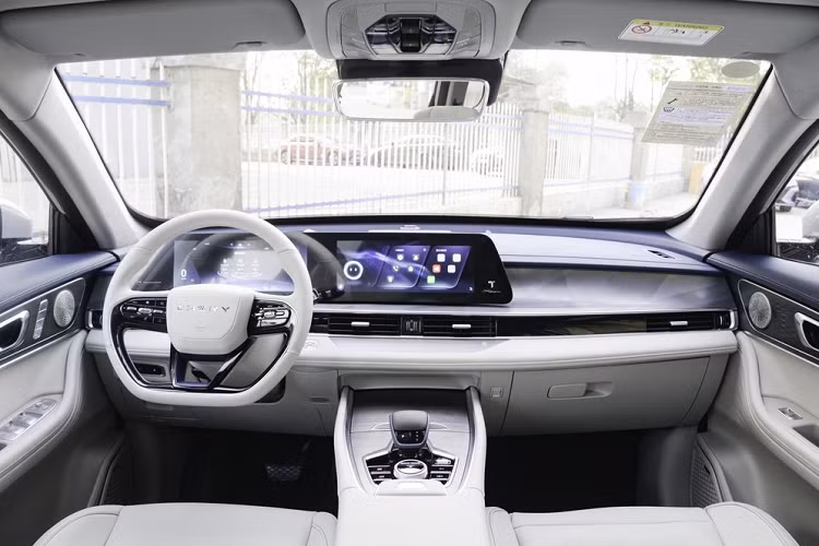 Bên hông xe không có nhiều điểm nhấn, vì thế, chúng tôi sẽ sang đuôi xe, nơi chiếc xe mới được trang bị cánh gió mui, đèn hậu thiết kế kiểu xuyên thấu, cụm đèn bên trong dạng mảng rất dễ nhận biết sau khi thắp sáng. Ngoài ra, xe còn có ống xả mạ crôm kết hợp với tấm trang trí bộ khuếch tán gió sau ở chính giữa viền sau...