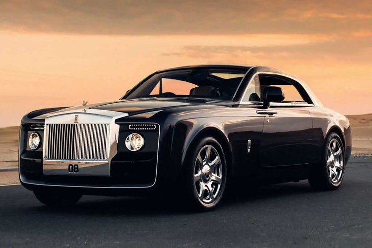  4. Rolls-Royce Sweptail: 12,8 triệu USD (khoảng 300 tỷ đồng) Chiếc Rolls-Royce Sweptail độc nhất trên thế giới với giá bán được dự đoán ở mức 12,8 triệu USD (khoảng 300 tỷ đồng). Được chế tác độc bản theo yêu cầu của khách VIP, Sweptail sở hữu kết cấu giống một chiếc Phantom thông thường nhưng có nội thất và ngoại thất thiết kế riêng với cảm hứng từ những mẫu Rolls-Royce của những năm 1920 kết hợp với đường nét và đặc điểm của du thuyền.