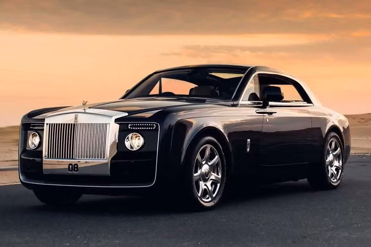  4. Rolls-Royce Sweptail: 12,8 triệu USD (khoảng 300 tỷ đồng) Chiếc Rolls-Royce Sweptail độc nhất trên thế giới với giá bán được dự đoán ở mức 12,8 triệu USD (khoảng 300 tỷ đồng). Được chế tác độc bản theo yêu cầu của khách VIP, Sweptail sở hữu kết cấu giống một chiếc Phantom thông thường nhưng có nội thất và ngoại thất thiết kế riêng với cảm hứng từ những mẫu Rolls-Royce của những năm 1920 kết hợp với đường nét và đặc điểm của du thuyền.