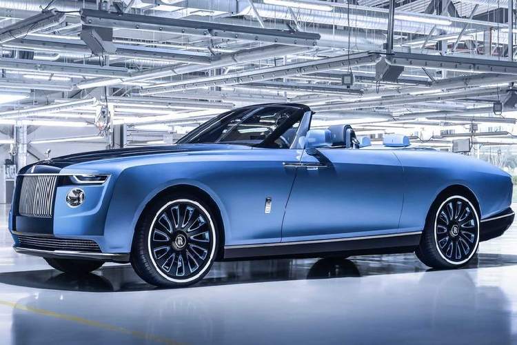  2. Rolls-Royce Boat Tail: 28 triệu USD (khoảng 658 tỷ đồng) Rolls-Royce Boat Tail là dự án Coachbuild thứ hai của Rolls Royce, sau Sweptail. Xe được xây dựng trên cùng nền tảng khung gầm của Phantom với động cơ V12 6.75L tăng áp kép. Mặc dù Rolls-Royce không công bố giá trị của các mẫu xe chế tác độc lập, nhưng các chuyên gia tin rằng Boat Tail có giá không dưới 28 triệu USD (khoảng 658 tỷ đồng).