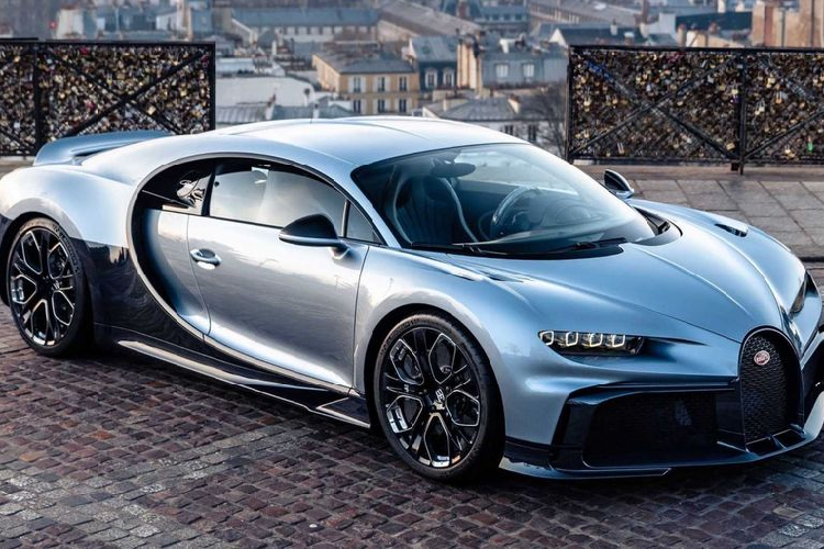  5. Bugatti Chiron Profilee: 10,8 triệu USD (khoảng 253,8 tỷ đồng) Mặc dù trông có vẻ không khác mấy so với một chiếc Chiron bình thường, nhưng Profilée thực sự là một chiếc xe độc nhất theo đúng nghĩa đen. Chiron Profilée đúng ra sẽ được sản xuất giới hạn 500 chiếc, tuy nhiên kế hoạch này đã bị hủy bỏ và hiện chỉ có duy nhất một chiếc Bugatti Chiron Profilée được xuất xưởng. Mức giá xe lên tới 10,8 triệu USD (khoảng 253,8 tỷ đồng) trong phiên đấu giá của RM Sotheby's.