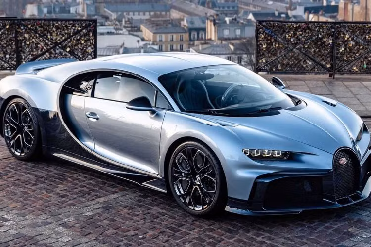  5. Bugatti Chiron Profilee: 10,8 triệu USD (khoảng 253,8 tỷ đồng) Mặc dù trông có vẻ không khác mấy so với một chiếc Chiron bình thường, nhưng Profilée thực sự là một chiếc xe độc nhất theo đúng nghĩa đen. Chiron Profilée đúng ra sẽ được sản xuất giới hạn 500 chiếc, tuy nhiên kế hoạch này đã bị hủy bỏ và hiện chỉ có duy nhất một chiếc Bugatti Chiron Profilée được xuất xưởng. Mức giá xe lên tới 10,8 triệu USD (khoảng 253,8 tỷ đồng) trong phiên đấu giá của RM Sotheby's.