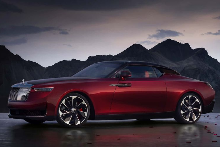  1. Rolls-Royce Droptail: 30 triệu USD (hơn 700 tỷ đồng) Hãng xe siêu sang Anh Quốc cho biết chương trình này gồm 4 chiếc xe đặc biệt, được sản xuất hoàn toàn thủ công theo đơn đặt hàng của khách VIP. Chiếc đầu tiên thuộc dự án Droptail của Rolls-Royce mang tên La Rose Noire vừa ra mắt vào ngày 21/8 vừa qua. Có lẽ bởi vì lý do này, La Rose Noire Droptail có giá bán cao nhất, lên đến gần 30 triệu USD (hơn 700 tỷ đồng). Như vậy, Droptail đã xô đổ kỷ lục trước đó của Boat Tail, trở thành mẫu xe thương mại đắt nhất mọi thời đại.