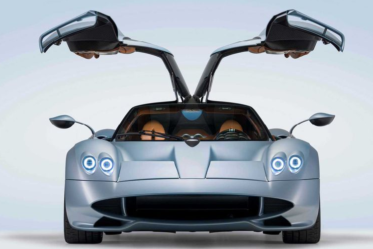  9. Pagani Codalunga: 7,4 triệu USD (khoảng 174 tỷ đồng) Codalunga là một trong những mẫu xe đặc biệt nhất của Pagani, được phát triển dựa trên nền tảng của Huayra. Xe sở hữu động cơ V12 tăng áp kép, dung tích 6.0 lít, cho công suất tối đa 829 mã lực và mô-men xoắn cực đại 1.100 Nm. Sức mạnh được truyền đến bánh sau thông qua hộp số tuần tự 7 cấp. Pagani chỉ sản xuất 5 chiếc Huayra Codalunga trên toàn cầu và mỗi chiếc có giá 7,4 triệu USD (khoảng 174 tỷ đồng).
