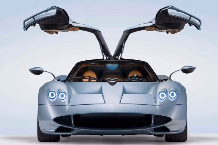  9. Pagani Codalunga: 7,4 triệu USD (khoảng 174 tỷ đồng) Codalunga là một trong những mẫu xe đặc biệt nhất của Pagani, được phát triển dựa trên nền tảng của Huayra. Xe sở hữu động cơ V12 tăng áp kép, dung tích 6.0 lít, cho công suất tối đa 829 mã lực và mô-men xoắn cực đại 1.100 Nm. Sức mạnh được truyền đến bánh sau thông qua hộp số tuần tự 7 cấp. Pagani chỉ sản xuất 5 chiếc Huayra Codalunga trên toàn cầu và mỗi chiếc có giá 7,4 triệu USD (khoảng 174 tỷ đồng).