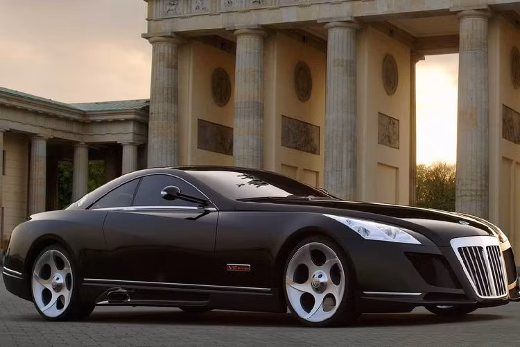  7. Mercedes-Maybach Exelero: 8,0 triệu USD (188 tỷ đồng) Mercedes-Benz Maybach Exelero là chiếc xe độc nhất vô nhị, được giới thiệu năm 2004 trong một chương trình thử nghiệm lốp xe mới của Fulda, một công ty con của Goodyear tại Đức. Mercedes Exelero phát triển dựa trên dòng xe Maybach, sử dụng động cơ V12 tăng áp kép sản sinh công suất 690 mã lực và mô-men xoắn 1.020 Nm. Siêu phẩm này có mức giá là 8 triệu USD (khoảng 188 tỷ đồng).
