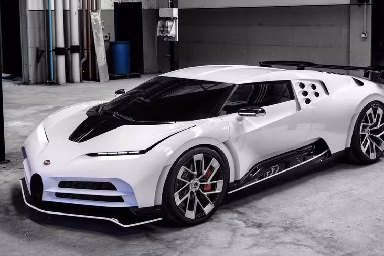  6. Bugatti Centodieci: 9,0 triệu USD (khoảng 211,5 tỷ đồng) Bugatti ra mắt Centodieci tại tuần lễ xe hơi Pebble Beach năm ngoái. Hãng xe sang của Pháp nhận định đây là một mẫu ôtô siêu hiếm và siêu đắt khác với phần còn lại của thế giới. Centodieci là lời tri ân dành cho huyền thoại Bugatti EB110 của thập niên 90. Đồng thời, nó mang ý nghĩa kỷ niệm 110 năm thành lập thương hiệu của Bugatti. Bugatti Centodieci được lắp ráp thủ công với số lượng chỉ 10 chiếc, đi kèm mức giá khởi điểm 9 triệu USD (khoảng 211,5 tỷ đồng).