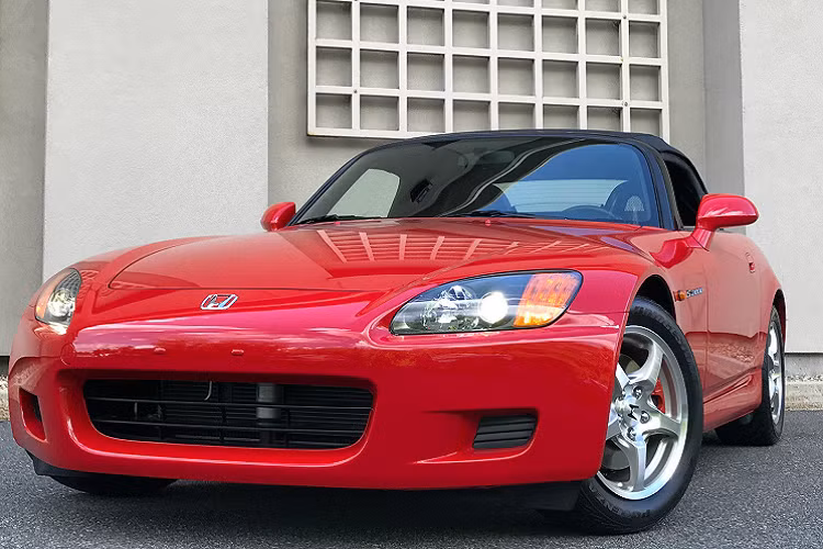 Nếu tin đồn là đúng sự thật, Honda S2000 có thể sẽ được hé lộ thêm thông tin vào cuối năm nay. Đối thủ của xe dự kiến là Porsche 718 Boxster EV. Honda S2000 là mẫu xe mui trần thể thao đã lần đầu tiên trình làng vào năm 1999. Cái tên S2000 bắt nguồn từ dung tích động cơ 2.0L của xe trong khi chữ "S" là viết tắt của "Sport".