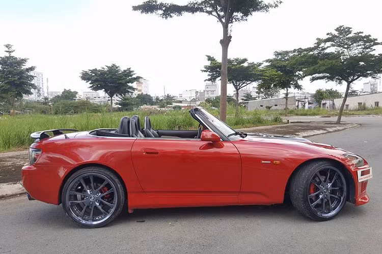 Honda S2000 gây ấn tượng nhờ công suất tối đa vượt trội vào thời điểm ra mắt, đạt 124 mã lực, tương đương 2 mã lực/0,01 lít. Đây là con số cao nhất trong số những mẫu xe thương mại dùng động cơ hút khí tự nhiên bán trên thị trường cho đến tận năm 2010. Vào năm 2009, Honda S2000 đã bị ngừng bán. Trong 10 năm có mặt trên thị trường, đã có tổng cộng 110.673 chiếc Honda S2000 được xuất xưởng.