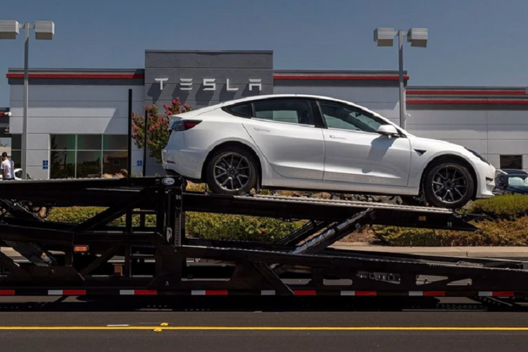 Tuy nhiên, số liệu trên có vẻ chưa thực sự khách quan và chính xác. Bởi số liệu trên được NHTSA thống kê từ tất cả những chiếc xe hoạt động tại Mỹ. Trong đó có cả những mẫu xe đời cũ, không được trang bị những tính năng an toàn cao cấp như hiện nay. Nếu có số liệu so sánh Tesla với những mẫu xe đời mới trên thị trường thì có lẽ kết quả công bố sẽ khách quan, công bằng hơn.