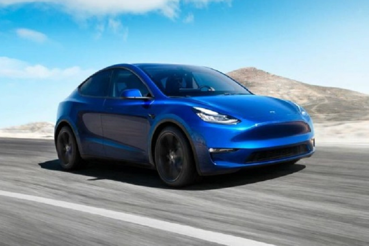 Hãng lấy ví dụ, trung bình những xe Tesla trang bị Autopilot gặp tai nạn một lần mỗi 6,26 triệu dặm di chuyển (tăng mạnh so với mức 5,54 triệu dặm trong năm 2021). Một số dòng xe của Tesla dù không sở hữu tính năng Autopilot vẫn được cho là an toàn hơn những xe thông thường, bởi theo một số nghiên cứu, những xe này chỉ gặp một tai nạn mỗi 1,71 triệu dặm.