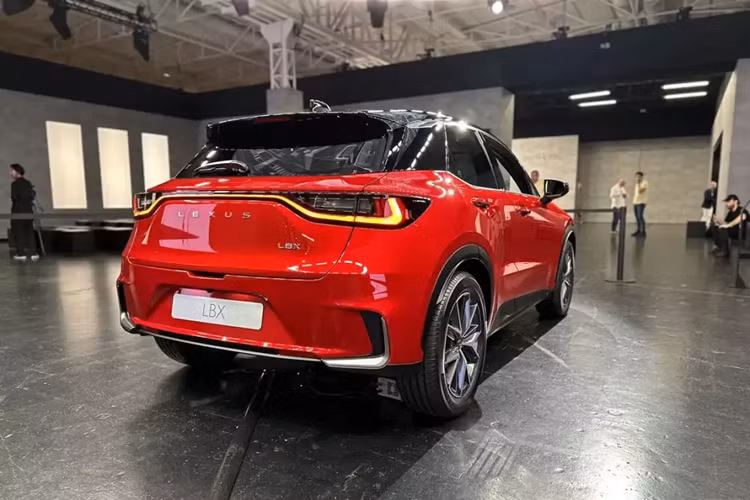 Nằm bên dưới nắp ca-pô của Lexus LBX là hệ truyền động hybrid, bao gồm máy xăng 3 xi-lanh, dung tích 1.5L, sản sinh công suất tối đa 91 mã lực tại tua máy 5.500 vòng/phút và mô-men xoắn cực đại 120 Nm tại dải tua máy 3.800 - 4.800 vòng/phút.