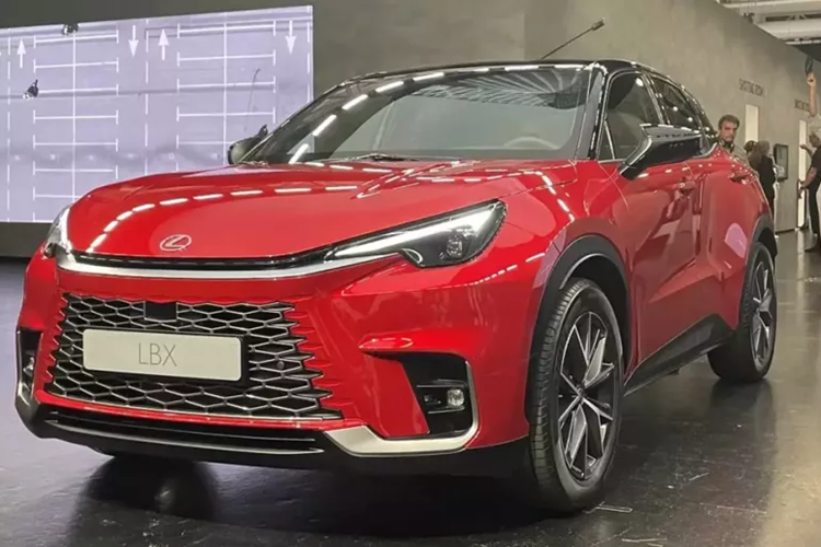  Lexus LBX 2024 mới là mẫu SUV hạng sang cỡ nhỏ đã lần đầu tiên trình làng vào hồi tháng 6 năm nay. Trong năm 2024, hãng Lexus đã lên kế hoạch giới thiệu mẫu xe này ở hàng loạt thị trường Đông Nam Á như Thái Lan và Philippines. Do đó, sẽ không bất ngờ nếu Lexus LBX cũng được bán ở thị trường Việt Nam trong thời gian tới.