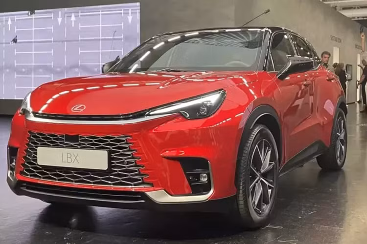  Lexus LBX 2024 mới là mẫu SUV hạng sang cỡ nhỏ đã lần đầu tiên trình làng vào hồi tháng 6 năm nay. Trong năm 2024, hãng Lexus đã lên kế hoạch giới thiệu mẫu xe này ở hàng loạt thị trường Đông Nam Á như Thái Lan và Philippines. Do đó, sẽ không bất ngờ nếu Lexus LBX cũng được bán ở thị trường Việt Nam trong thời gian tới.