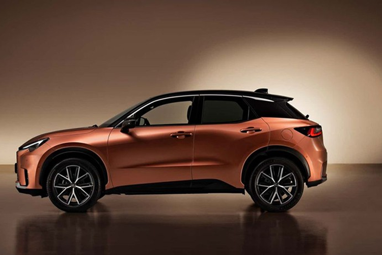 Bên trong mẫu SUV hạng sang này là không gian nội thất 5 chỗ ngồi với ghế bọc da sang trọng. Xe được trang bị vô lăng 3 chấu, tích hợp phím chức năng và lẫy chuyển số thể thao, bảng đồng hồ kỹ thuật số 12,3 inch cũng như màn hình cảm ứng trung tâm có kích thước 9,8 inch, hỗ trợ Apple CarPlay không dây/Android Auto có dây.