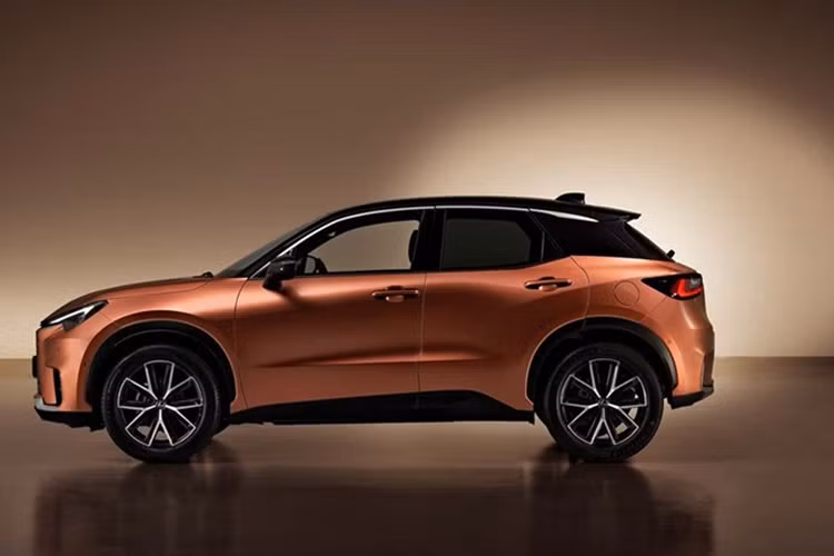 Bên trong mẫu SUV hạng sang này là không gian nội thất 5 chỗ ngồi với ghế bọc da sang trọng. Xe được trang bị vô lăng 3 chấu, tích hợp phím chức năng và lẫy chuyển số thể thao, bảng đồng hồ kỹ thuật số 12,3 inch cũng như màn hình cảm ứng trung tâm có kích thước 9,8 inch, hỗ trợ Apple CarPlay không dây/Android Auto có dây.