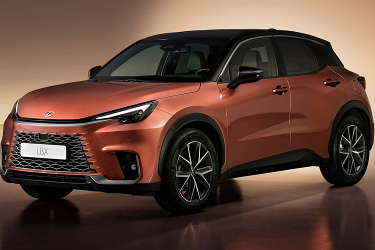 Tiếp theo đó là nẹp mạ crôm kéo dài từ cột A đến cột C nhằm tạo điểm nhấn cho khu vực sườn xe. Các cột của xe đều được sơn màu đen, tạo hiệu ứng nóc lơ lửng. Vành la-zăng sẽ có kích thước 17 - 18 inch và thay đổi thiết kế theo phiên bản.