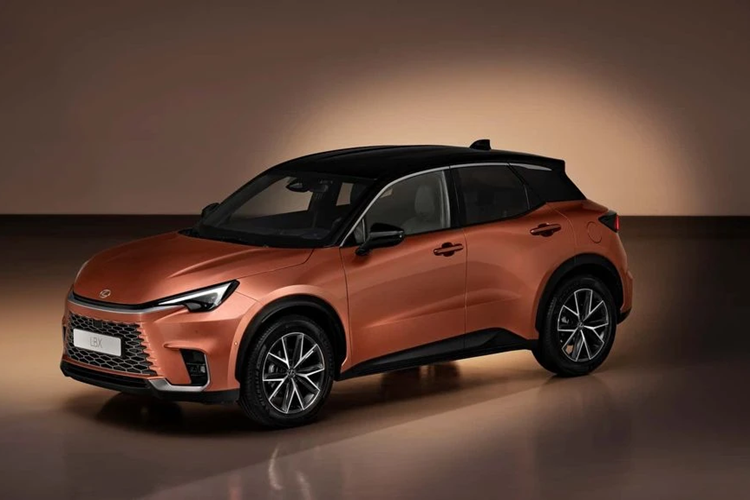 Ở phía sau, Lexus LBX được trang bị cụm đèn hậu LED hình chữ "L", nối với nhau bằng dải đèn nằm vắt ngang cửa cốp. Phía dưới dải đèn này là tem chữ nổi "Lexus" thay cho logo của hãng. Tương tự cản trước, cản sau của xe cũng có khe nằm dọc, trang trí bằng nẹp mạ crôm hình chữ "L".