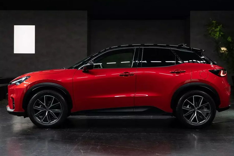 SUV hạng sang Lexus LBX vốn được phát triển dựa trên cơ sở gầm bệ TNGA-B của Toyota, tương tự Yaris Cross đang bán tại một số thị trường như châu Âu, Nhật Bản và Singapore. Do đó, mẫu xe này còn được coi là phiên bản hạng sang của Toyota Yaris Cross.