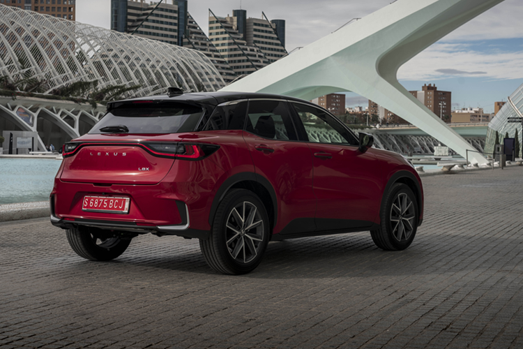 Cuối cùng là hệ thống treo MacPherson phía trước và hệ thống treo dầm xoắn phía sau ở phiên bản FWD hoặc hệ thống treo tay đòn kép ở phiên bản e-Four. Giá xe Lexus LBX 2024 ở các thị trường Đông Nam Á chưa được hé lộ. Trong khi đó, tại Nhật Bản, xe có giá dao động từ 4,6 - 5,5 triệu Yên (khoảng 805 - 962 triệu đồng).