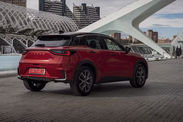Cuối cùng là hệ thống treo MacPherson phía trước và hệ thống treo dầm xoắn phía sau ở phiên bản FWD hoặc hệ thống treo tay đòn kép ở phiên bản e-Four. Giá xe Lexus LBX 2024 ở các thị trường Đông Nam Á chưa được hé lộ. Trong khi đó, tại Nhật Bản, xe có giá dao động từ 4,6 - 5,5 triệu Yên (khoảng 805 - 962 triệu đồng).