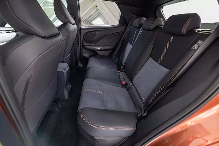 Điều này được thể hiện rõ qua khu vực đầu xe với lưới tản nhiệt hình con suốt mới. Ngoài ra, mẫu SUV hạng sang này còn có cụm đèn pha nhỏ gọn, tích hợp dải đèn LED định vị ban ngày hình chữ "L" đặc trưng của thương hiệu Lexus. Ở hai góc cản trước là đèn sương mù, nằm trong hốc khá lớn, trang trí bằng nẹp mạ crôm hình chữ "L".