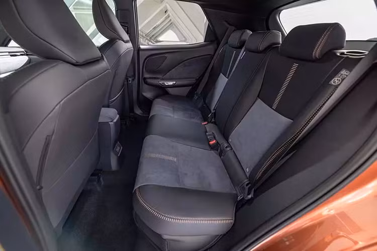 Điều này được thể hiện rõ qua khu vực đầu xe với lưới tản nhiệt hình con suốt mới. Ngoài ra, mẫu SUV hạng sang này còn có cụm đèn pha nhỏ gọn, tích hợp dải đèn LED định vị ban ngày hình chữ "L" đặc trưng của thương hiệu Lexus. Ở hai góc cản trước là đèn sương mù, nằm trong hốc khá lớn, trang trí bằng nẹp mạ crôm hình chữ "L".