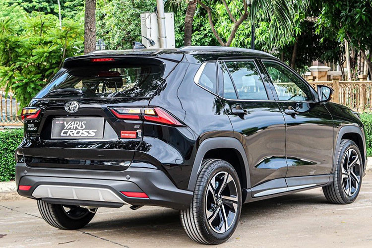 Được phát triển dựa trên cơ sở gầm bệ DNGA của Daihatsu, Toyota Yaris Cross 2023 có kích thước nhỏ hơn đàn anh Corolla Cross đang bán tại Việt Nam. Cụ thể, xe sở hữu chiều dài 4.310 mm, chiều rộng 1.770 mm, chiều cao 1.615 mm, chiều dài cơ sở 2.620 mm và chiều cao gầm 220 mm. Với kích thước này, Yaris Cross 2023 sẽ là đối thủ cạnh tranh trực tiếp của Honda HR-V, Hyundai Creta và Kia Seltos tại Việt Nam.