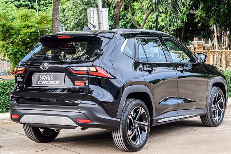 Được phát triển dựa trên cơ sở gầm bệ DNGA của Daihatsu, Toyota Yaris Cross 2023 có kích thước nhỏ hơn đàn anh Corolla Cross đang bán tại Việt Nam. Cụ thể, xe sở hữu chiều dài 4.310 mm, chiều rộng 1.770 mm, chiều cao 1.615 mm, chiều dài cơ sở 2.620 mm và chiều cao gầm 220 mm. Với kích thước này, Yaris Cross 2023 sẽ là đối thủ cạnh tranh trực tiếp của Honda HR-V, Hyundai Creta và Kia Seltos tại Việt Nam.