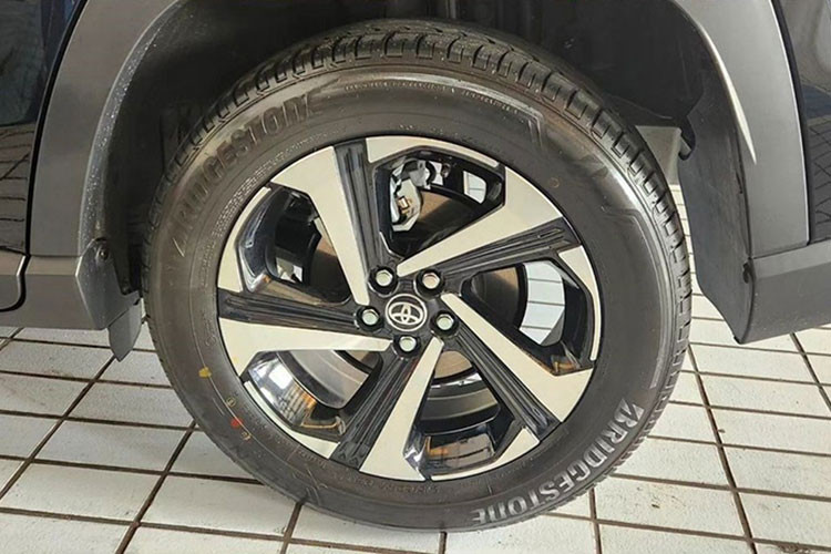 Hiện chưa có thông tin cụ thể về trang bị của Toyota Yaris Cross 2023 tại Việt Nam. Trong khi đó, tại Indonesia, xe được trang bị đèn pha LED, đèn LED định vị ban ngày, đèn sương mù trước, đèn chào mừng, vành hợp kim 17 inch hoặc 18 inch, đèn hậu LED kết hợp Halogen và cửa cốp chỉnh điện tích hợp cảm biến đá cốp.