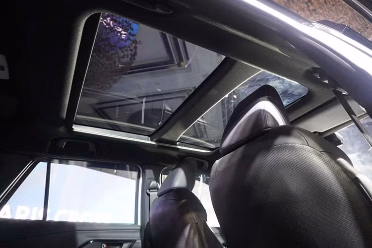 Xe cũng có thêm gói công nghệ an toàn chủ động Toyota Safety Sense, bao gồm hệ thống kiểm soát hành trình thích ứng, cảnh báo tiền va chạm, hỗ trợ giữ làn đường, cảnh báo lệch làn đường, đèn pha thích ứng tự động, kiểm soát vận hành chân ga và cảnh báo phương tiện phía trước khởi hành.